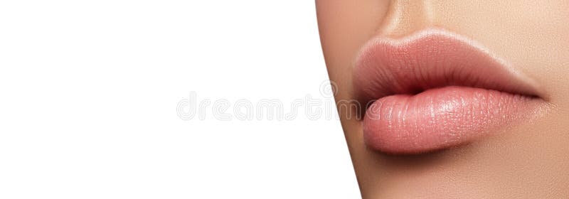 Maquillaje natural perfecto del labio del primer Labios llenos regordetes hermosos en cara femenina Labios blandos del balneario