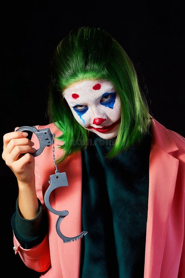  Maquillaje Para Halloween Chica En Disfraz De Joker En Fondo Oscuro Tiro En Estudio Foto de archivo