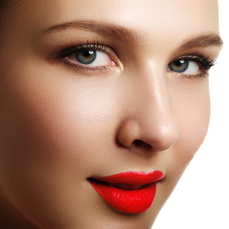 Maquillaje y cosméticos Retrato del primer del modelo hermoso f de la mujer imagen de archivo libre de regalías Maquillaje y cosméticos Retrato del primer del modelo hermoso f de la mujer imagen de archivo libre de regalías