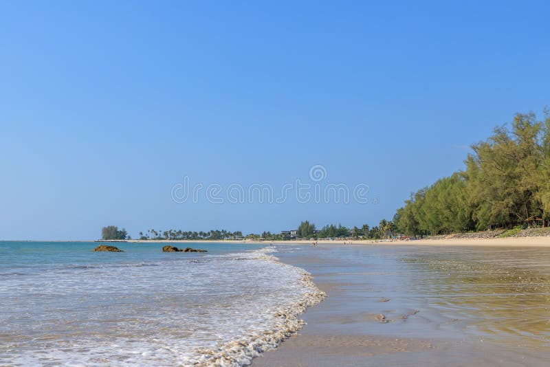 Mar azul claro na praia de Sak do golpe perto de Khao Lak, Phang Nga, Tailândia fotografia de stock royalty free Mar azul claro na praia de Sak do golpe perto de Khao Lak, Phang Nga, Tailândia fotografia de stock royalty free