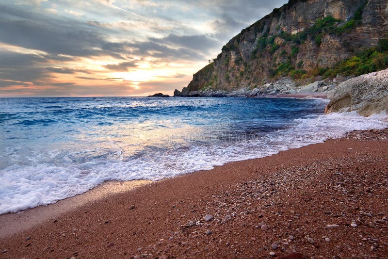 Mar azul ao pôr do sol imagem de stock