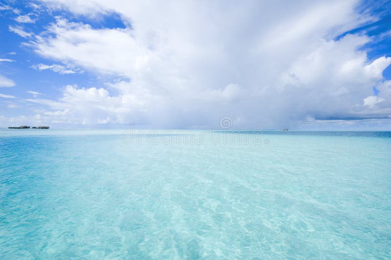 Mar azul y cielo agradable Mar azul y cielo agradable