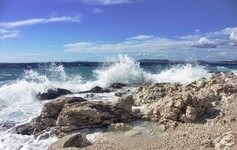 Mar con las ondas fotografía de archivo libre de regalías Mar con las ondas fotografía de archivo libre de regalías