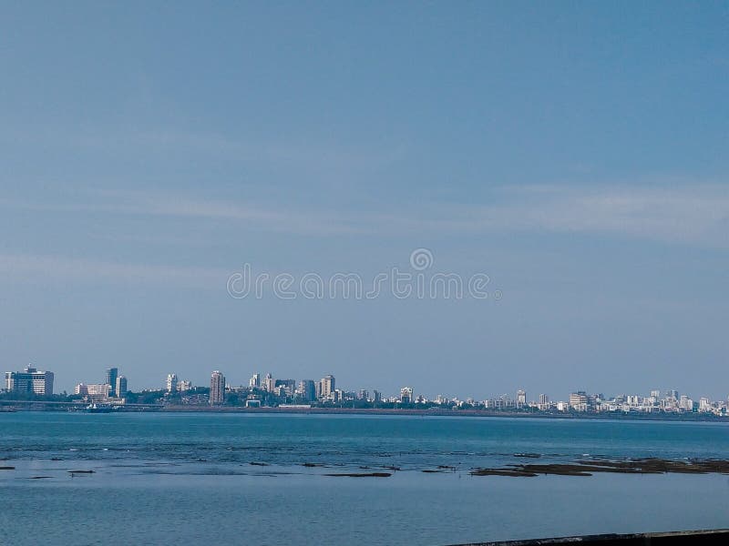 Mar da cidade de Mumbai que enfrenta a vista de uma cidade urbana imagens de stock royalty free Mar da cidade de Mumbai que enfrenta a vista de uma cidade urbana imagens de stock royalty free