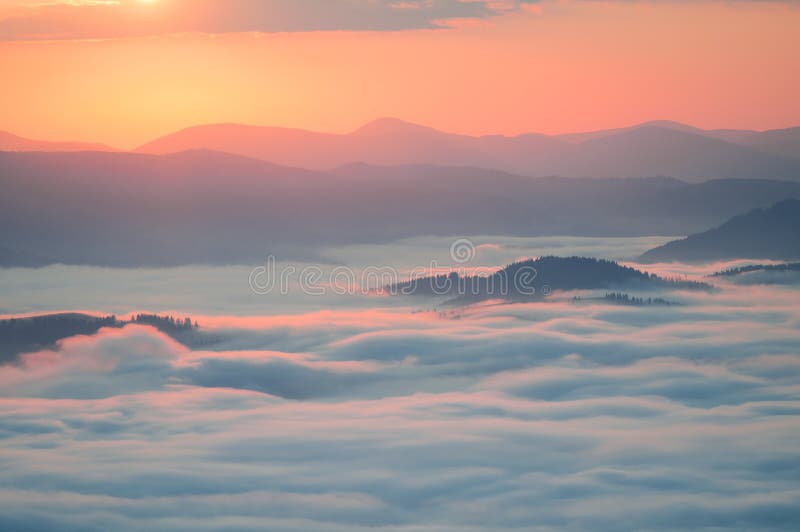 Mar das nuvens na montanha no nascer do sol Carpathians, o cume Bor imagem de stock royalty free Mar das nuvens na montanha no nascer do sol Carpathians, o cume Bor imagem de stock royalty free