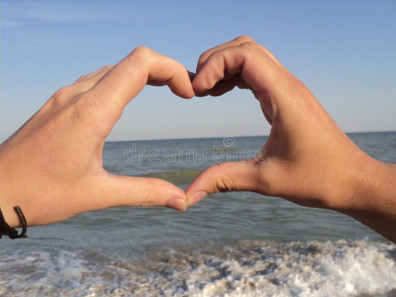 Mar De Amor. Foto De Dos Manos En Forma De Corazón En El Mar Imagen de  archivo - Imagen de amoroso, corazones: 175109085