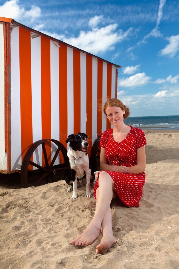 Mar de la cabina de la playa del perro de la mujer, De Panne, Bélgica fotografía de archivo Mar de la cabina de la playa del perro de la mujer, De Panne, Bélgica fotografía de archivo