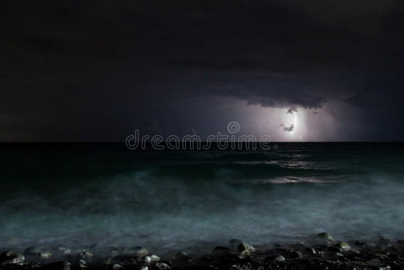 Mar de tempestade da noite imagens de stock royalty free Mar de tempestade da noite imagens de stock royalty free