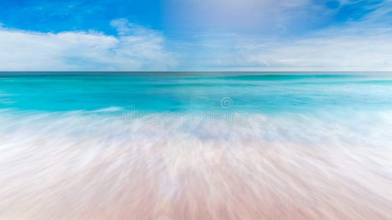 Mar del verano con la arena lisa del cielo azul de las ondas y el espacio libre imagen de archivo libre de regalías Mar del verano con la arena lisa del cielo azul de las ondas y el espacio libre imagen de archivo libre de regalías
