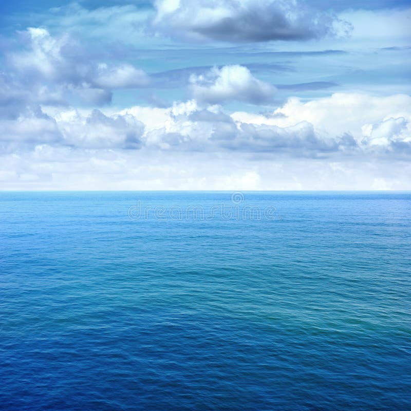 Mar e céu azul
