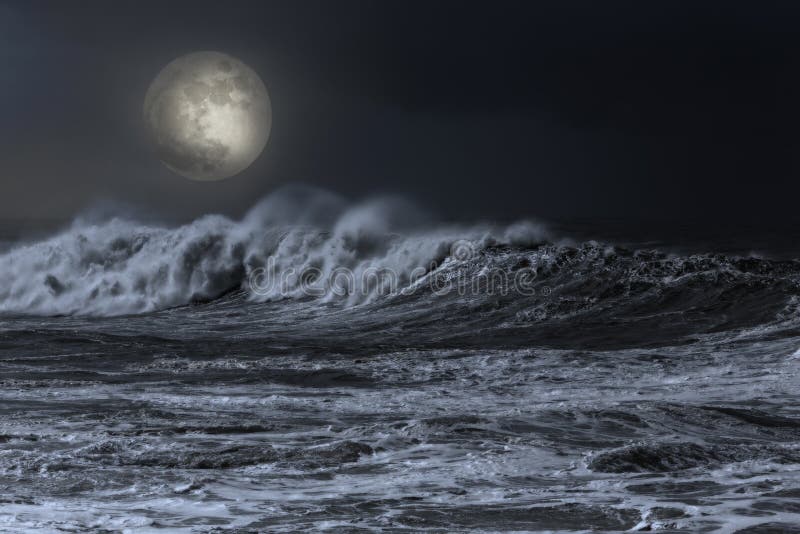 Mar en una noche cubierta de la Luna Llena