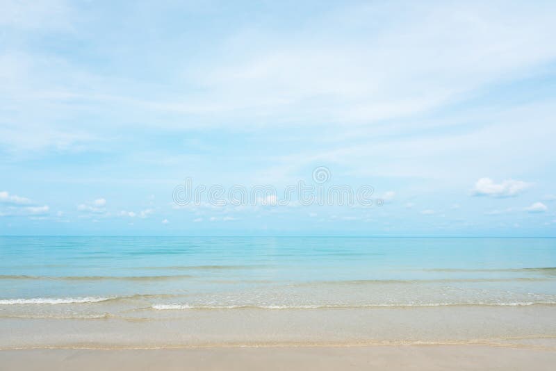 Mar excitante de turquesa, praia exótica com onda delicada e praia clara fotos de stock Mar excitante de turquesa, praia exótica com onda delicada e praia clara fotos de stock