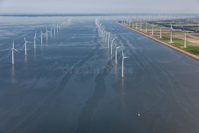Mar holandês da vista aérea com as turbinas eólicas a pouca distância do mar ao longo da costa foto de stock royalty free Mar holandês da vista aérea com as turbinas eólicas a pouca distância do mar ao longo da costa foto de stock royalty free