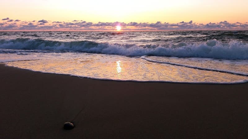 Mar tormentoso Báltico no por do sol no dia ventoso imagem de stock Mar tormentoso Báltico no por do sol no dia ventoso imagem de stock
