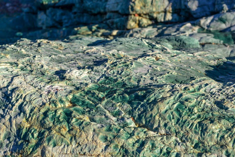 Mar tranquilo de la costa de mar A sin las ondas Un canto rodado grande Aguas transparentes del mar adriático foto de archivo Mar tranquilo de la costa de mar A sin las ondas Un canto rodado grande Aguas transparentes del mar adriático foto de archivo