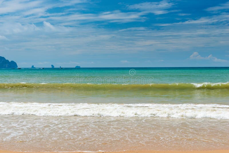 Mar vazio do Sandy Beach e da turquesa, vista imagem de stock royalty free