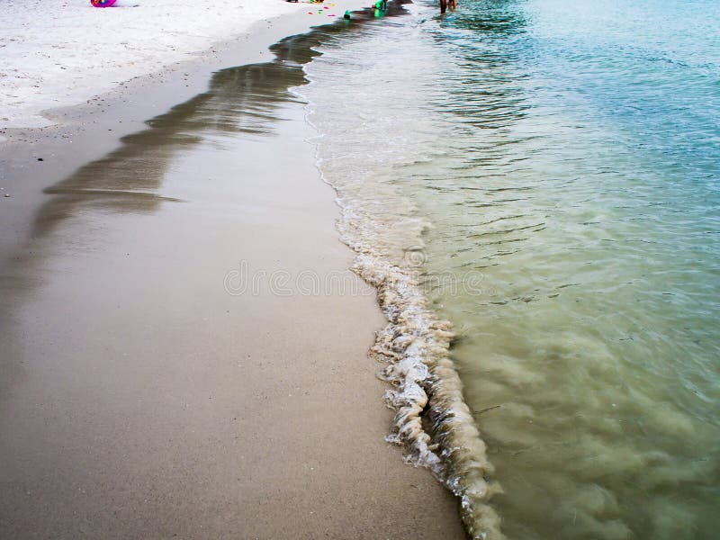Mar verde por la calzada de la playa que el mar acometió para apuntalar fotografía de archivo Mar verde por la calzada de la playa que el mar acometió para apuntalar fotografía de archivo
