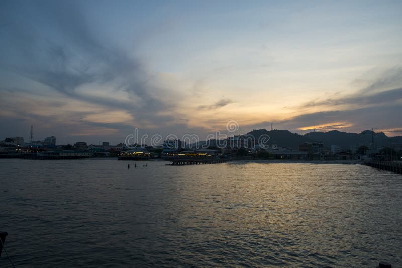 Mar y nubes azules en el cielo con reflexiones de la superficie y de la luz del sol del agua imagenes de archivo Mar y nubes azules en el cielo con reflexiones de la superficie y de la luz del sol del agua imagenes de archivo