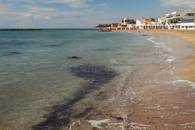 Mar y playa arenosa en octubre Santa Marinella, Italia imagen de archivo Mar y playa arenosa en octubre Santa Marinella, Italia imagen de archivo