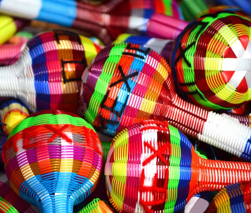 Maracas Mexicanos Do Brinquedo Na Cesta Imagem de Stock Imagem de