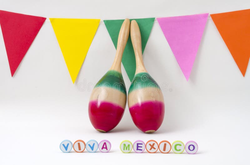 Maracas e bandeiras coloridas para a celebra??o do de Mayo do cinco Maracas e bandeiras coloridas para a celebra??o do de Mayo do cinco
