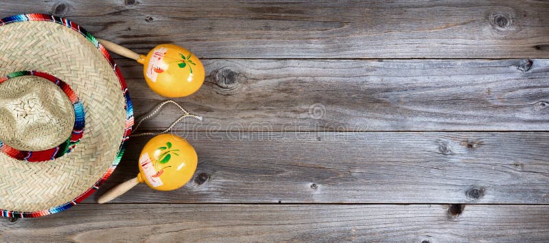 Maracas tradicionais e grande sombreiro para o feriado de Cinco de Mayo imagens de stock Maracas tradicionais e grande sombreiro para o feriado de Cinco de Mayo imagens de stock
