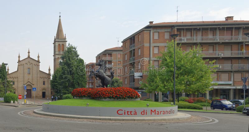 MARANELLO, MODENA, ITALIEN: Ferriari-Pferdemonument in der Stadt redaktionell stockfotografie MARANELLO, MODENA, ITALIEN: Ferriari-Pferdemonument in der Stadt redaktionell stockfotografie