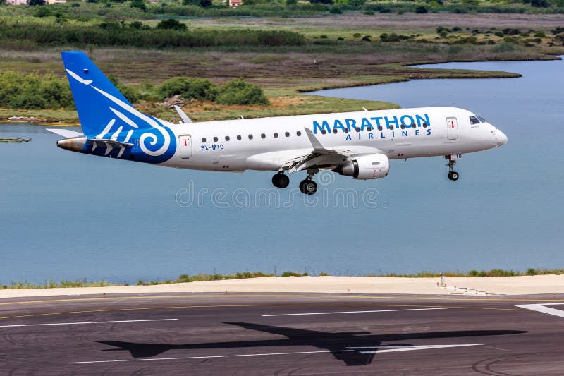 Marathon airlines embraer 175 avions à l'aéroport de corfu en grèce photo libre de droits