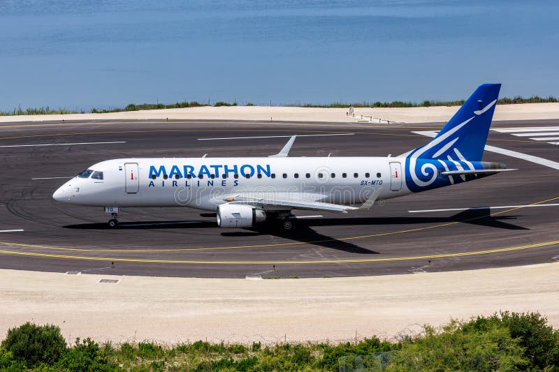 Marathon airlines embraer 175 avions à l'aéroport de corfu en grèce. Corfu grèce 5 juin 2024 : marathon airlines embraer 175 avion à l'aéroport de corfu cfu en grèce
