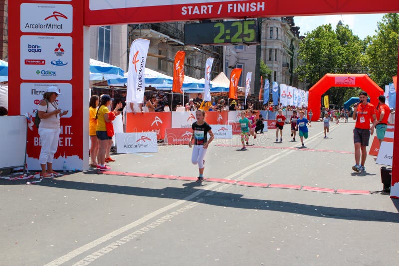 Marathon d'enfants, ligne d'arrivée Fille de marathonien au jour d'été ensoleillé photos libres de droits Marathon d'enfants, ligne d'arrivée Fille de marathonien au jour d'été ensoleillé photos libres de droits