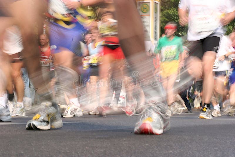 Maratón corredores sobre el berlina maratón.