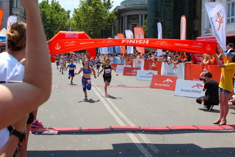 Maratona con i bambini Corridori del bambino all'arrivo al maraton di estate immagine stock libera da diritti Maratona con i bambini Corridori del bambino all'arrivo al maraton di estate immagine stock libera da diritti