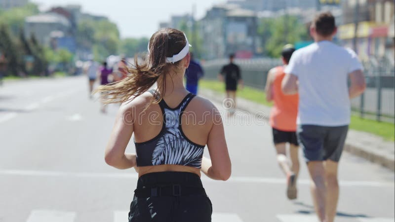 Maratona Campeã. Atleta Mulher Corredor. Competição Desportiva.  Desportista. Filme - Vídeo de lento, maratona: 280274958