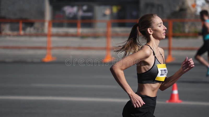 Maratona Feminina. Corrida De Atletas. Fugitiva Desportiva. Desportista.  Video Estoque - Vídeo de europeu, lazer: 280273049