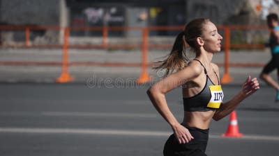 Maratona Campeã. Atleta Mulher Corredor. Competição Desportiva.  Desportista. Filme - Vídeo de lento, maratona: 280274958