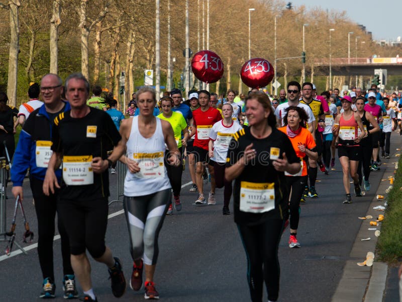 Maratón Bonn, Alemania de Deutsche Post, el 7 de abril de 2019 Grupo de corredores fotografía de archivo Maratón Bonn, Alemania de Deutsche Post, el 7 de abril de 2019 Grupo de corredores fotografía de archivo
