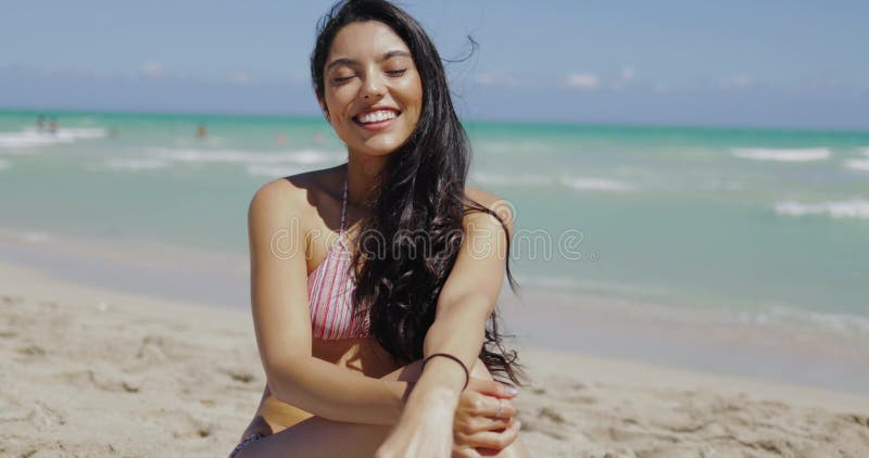 Maravillosa chica coqueta en la playa