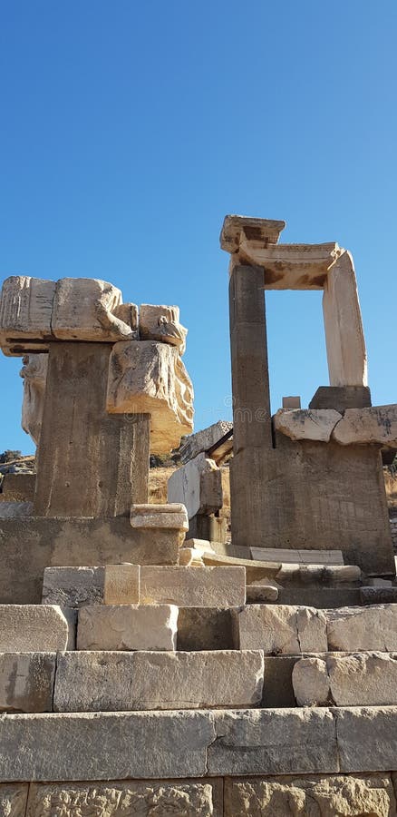 Maravillosos pilares en la antigua ciudad de izmir ephesus que han estado soportando durante siglos el terremoto en turquía