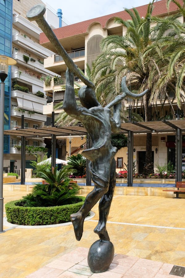 MARBELLA ANDALUCIA/SPAIN - JULI 6: Mercurio staty vid Salvador royaltyfria foton MARBELLA ANDALUCIA/SPAIN - JULI 6: Mercurio staty vid Salvador royaltyfria foton