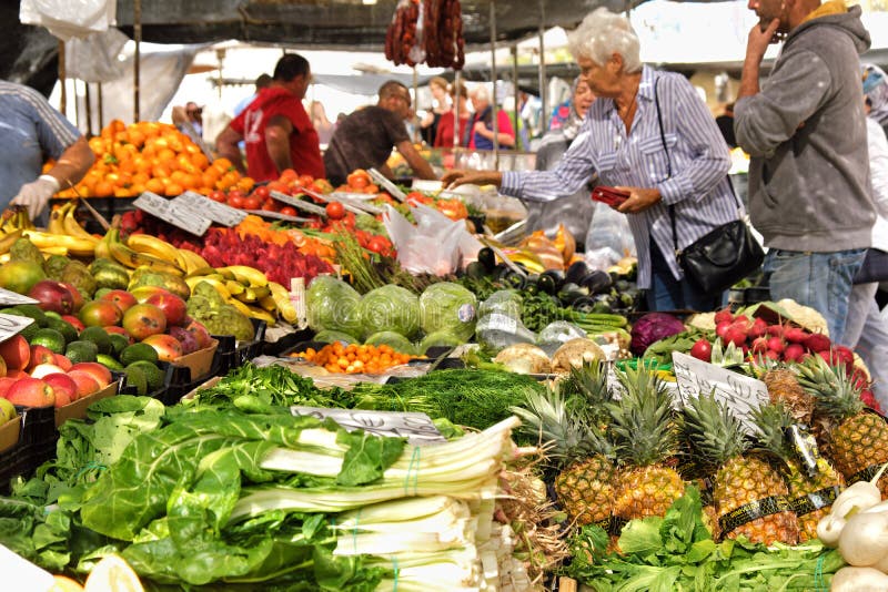 Marbella, Espagne - 18 mars 2019 : Fruit frais et marché local végétal en Espagne du sud images libres de droits Marbella, Espagne - 18 mars 2019 : Fruit frais et marché local végétal en Espagne du sud images libres de droits