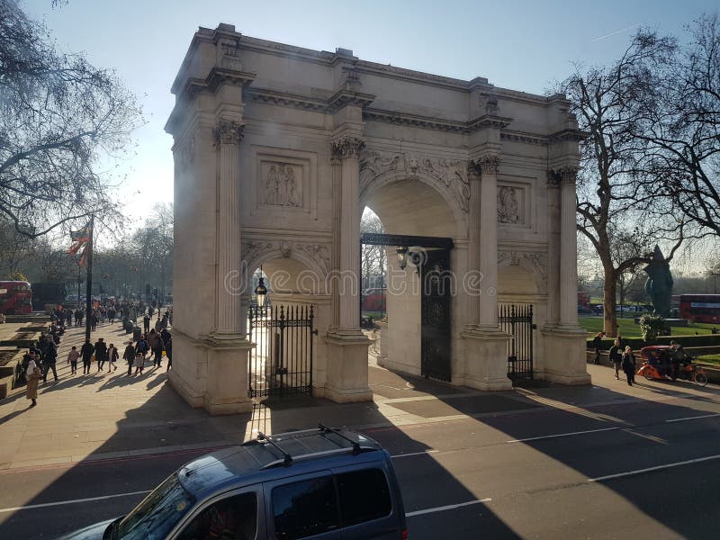 Marble Arch London acende o sol através de suas arcas neste dia de Invernos foto de stock Marble Arch London acende o sol através de suas arcas neste dia de Invernos foto de stock