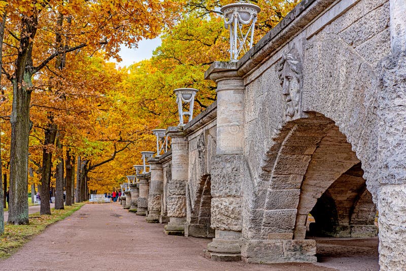 Marble Arches i höstparken på Avenue med gula pärlor royaltyfri foto Marble Arches i höstparken på Avenue med gula pärlor royaltyfri foto