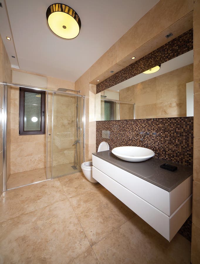 Bagno moderno con marrone emparador marmi.