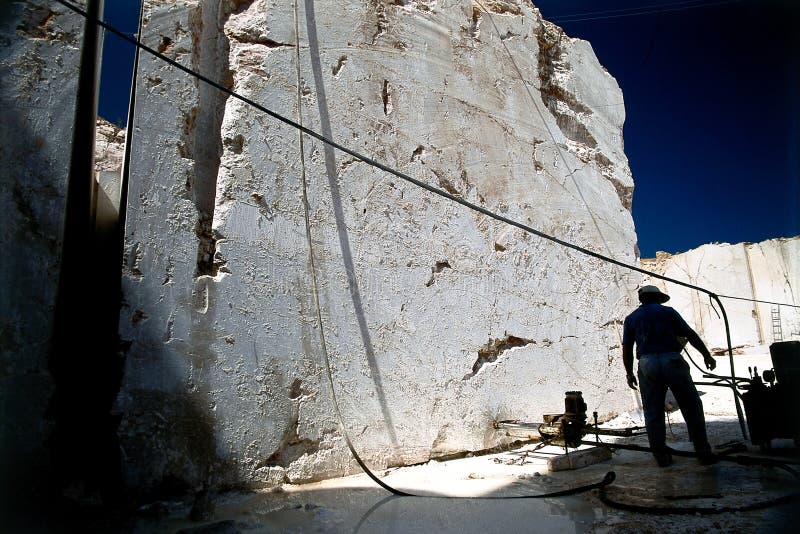 Silhouette di cava di marmo lavoratore in provincia di Trapani in Sicilia.