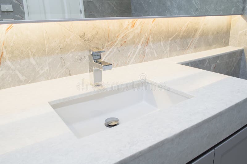 Marbre blanc de plan de travail avec le lavabo Beige de mur et de plancher, conception int?rieure en pierre de marbre grise des t photo stock Marbre blanc de plan de travail avec le lavabo Beige de mur et de plancher, conception int?rieure en pierre de marbre grise des t photo stock