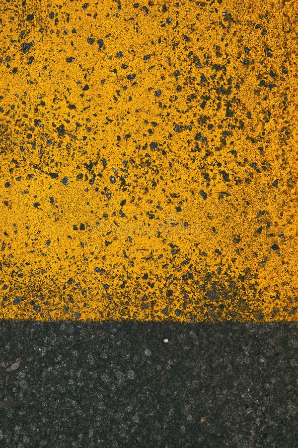 Marca de la carretera de pintura amarilla en la vista superior de la superficie de la carretera asfaltada foto de archivo