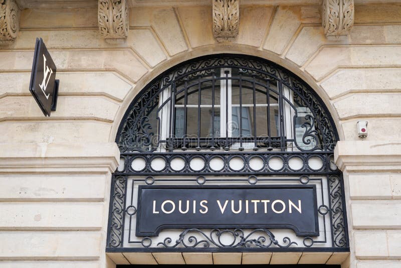 Boutique De Tiendas Louis Vuitton. Logotipo De Tablero De Anuncios Signo De  Brend Y Escaparate De Escaparate De La Tienda De Louis Imagen editorial -  Imagen de gente, minorista: 257844335