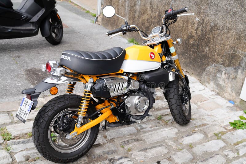 Marca del logo della scimmia 125, di colore giallo honda, e cartello di testo sulla motocicletta del carro armato giappone fotografie stock