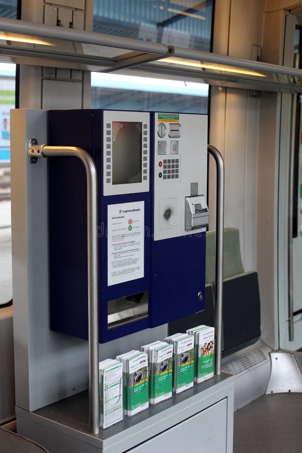 Marca la máquina de la venta en tren imagen de archivo libre de regalías Marca la máquina de la venta en tren imagen de archivo libre de regalías