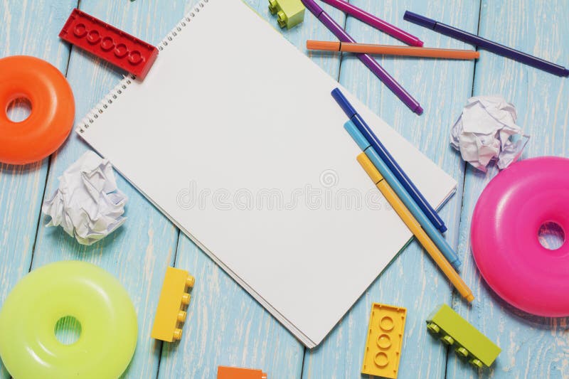 Marcadores coloridos e uma folha do Livro Branco Muitos cubos multi-coloridos imagens de stock royalty free Marcadores coloridos e uma folha do Livro Branco Muitos cubos multi-coloridos imagens de stock royalty free